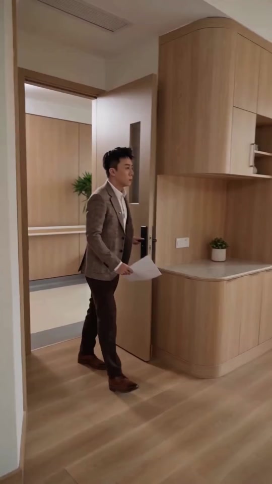 成片约0:07:病房人物与空间
